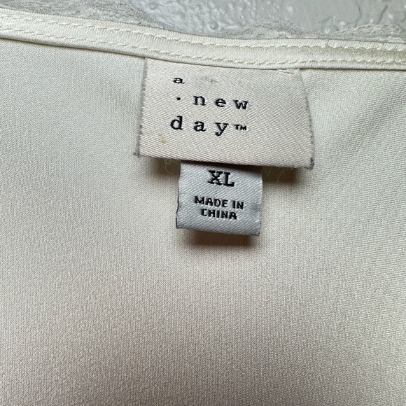 A‎ New Day Top Women’s Size XL Cream Camisole Lace Trim Bow Detail Y2K Coquette - Picture 5 of 14